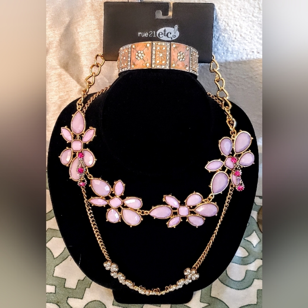 Gold-Tone Necklace Light Lilac Floral Accents. Floral Pearl. Earrings. Bracelet